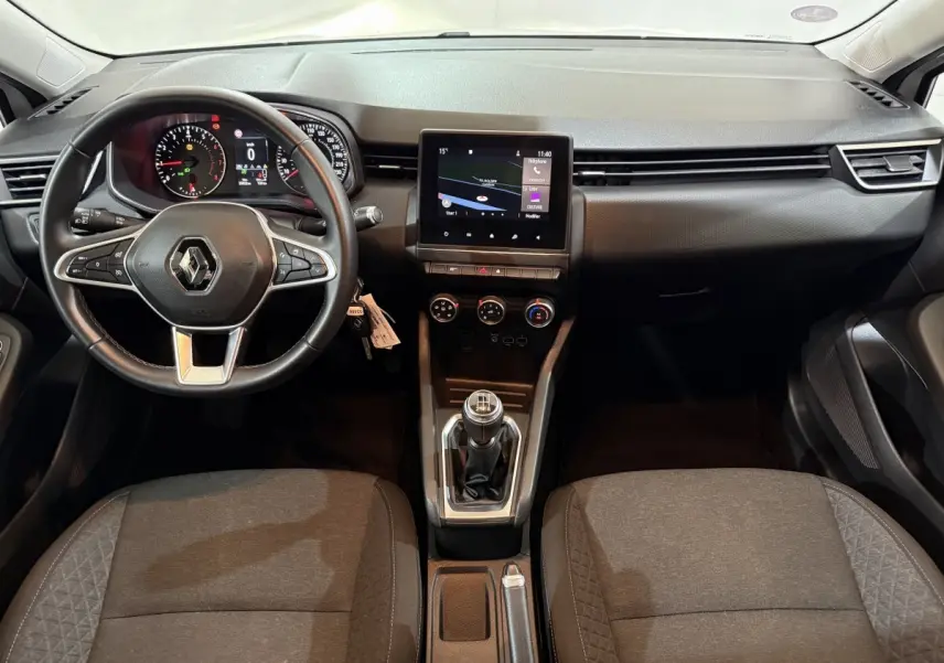 Vue intérieure avant de la Renault Clio Business 2020 avec tableau de bord noir, volant multifonctions cuir et écran tactile central.