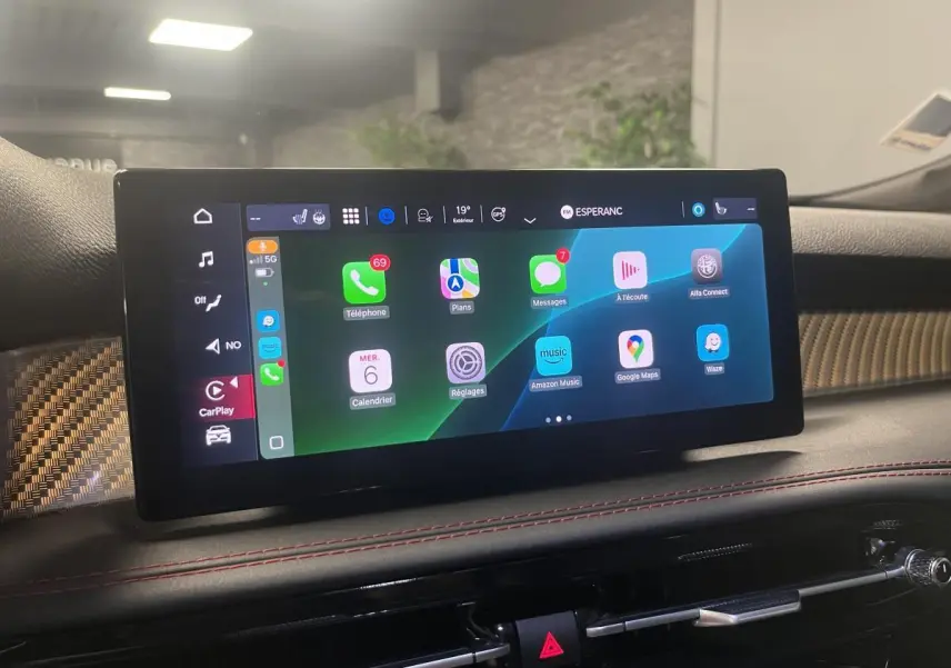 Écran tactile central affichant Apple CarPlay dans l’habitacle de l’Alfa Romeo Tonale 2024.