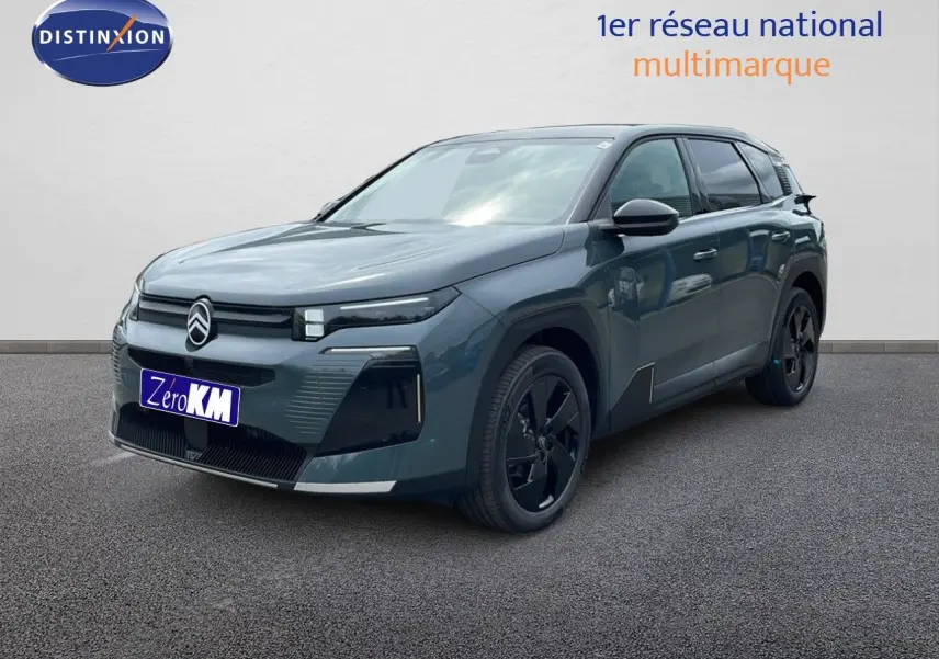 Vue 3/4 avant d'une Citroën C5 Aircross 2026 vert Astoria métallisé avec jantes noires et signature lumineuse distinctive.