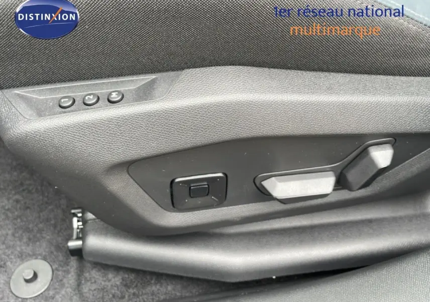 Gros plan sur les commandes électriques du siège conducteur du Citroën C5 Aircross 2026, finition tissu noir.