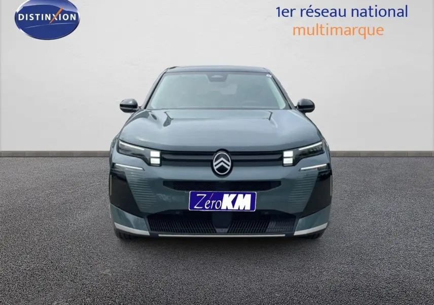 Vue frontale d'un Citroën C5 Aircross 2026 vert Astoria métallisé avec calandre et phares LED distinctifs.