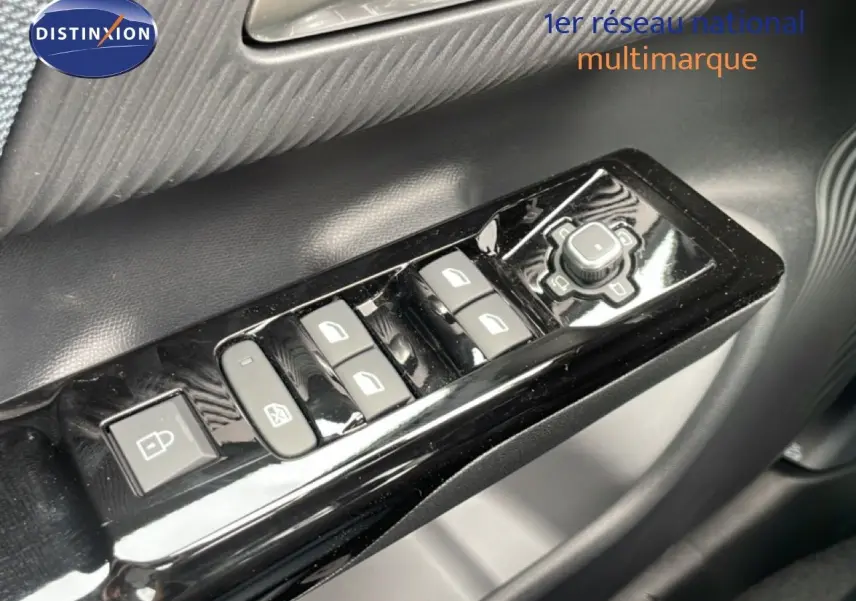 Gros plan sur les commandes de lève-vitres et rétroviseurs côté conducteur du Citroën C5 Aircross vert Astoria 2026.
