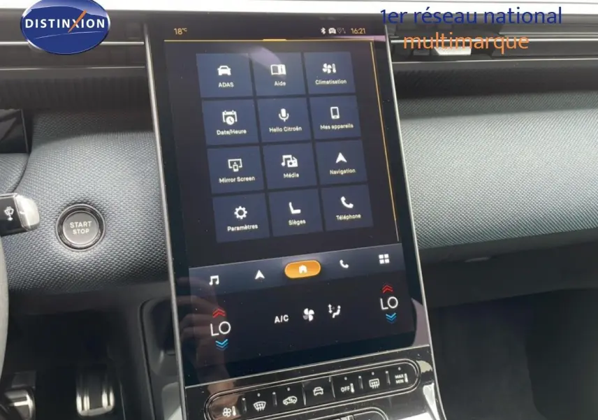 Vue rapprochée de la console centrale tactile du Citroën C5 Aircross vert Astoria, affichant les commandes multimédia et climatisation.