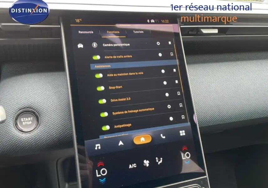Vue rapprochée de l’écran tactile central du Citroën C5 Aircross 2026, affichant les options d’assistance, intérieur gris noir.