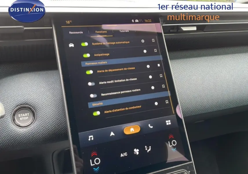 Écran tactile central affichant les réglages d’assistance à la conduite dans un Citroën C5 Aircross vert Astoria, vue intérieure.