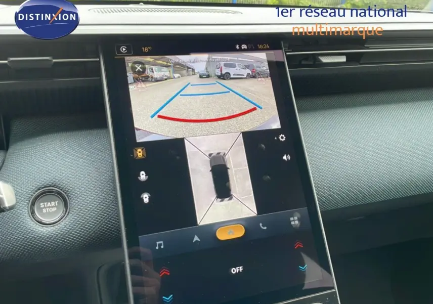 Écran central de la Citroën C5 Aircross 2026 vert Astoria montrant la caméra de recul et vue 360° intérieure.