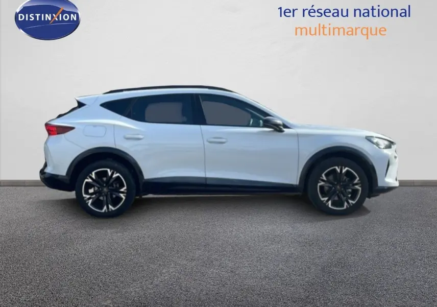 Vue de profil côté gauche d'un CUPRA Formentor blanc neige métal avec jantes noires et toit noir.
