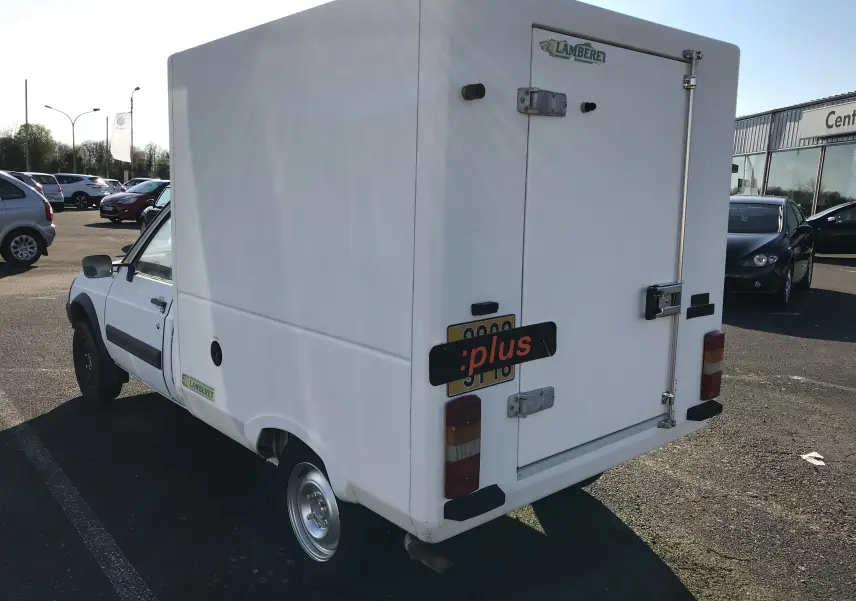 Vue 3/4 arrière droite d'un utilitaire blanc Citroën C15 Isotherm de 1997 avec caisse frigorifique et logo Lamberet.