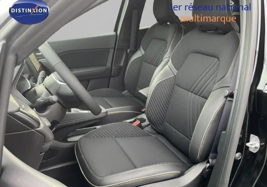 Intérieur noir étoile métal de la Renault Symbioz 2025, vue côté gauche sur les sièges avant en tissu et cuir.