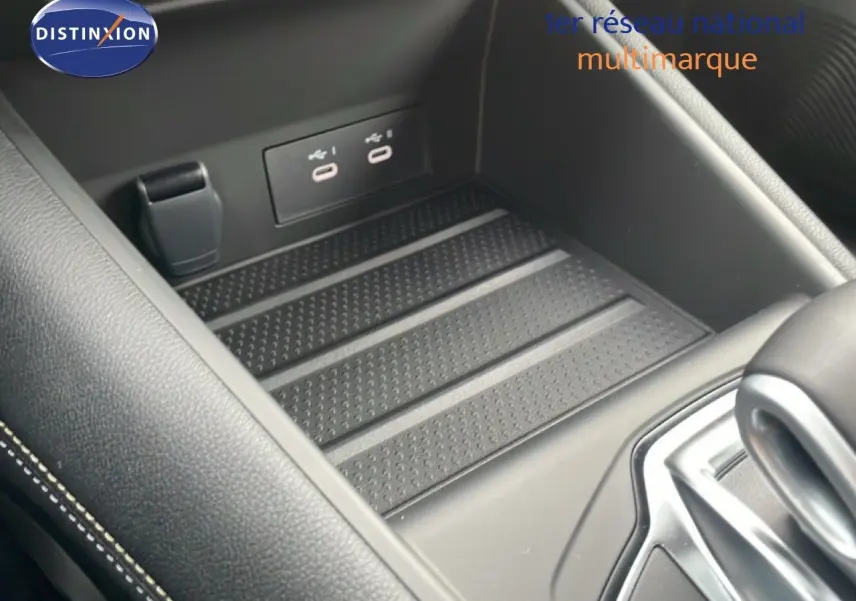 Gros plan sur la console centrale noire avec ports USB-C et partie de la commande de boîte automatique Renault Symbioz 2025.