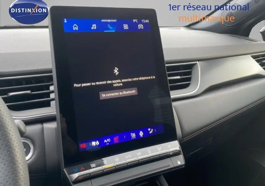 Intérieur de la Renault SYMBIOZ 2025 montrant l'écran tactile central et le tableau de bord en noir étoile métal.