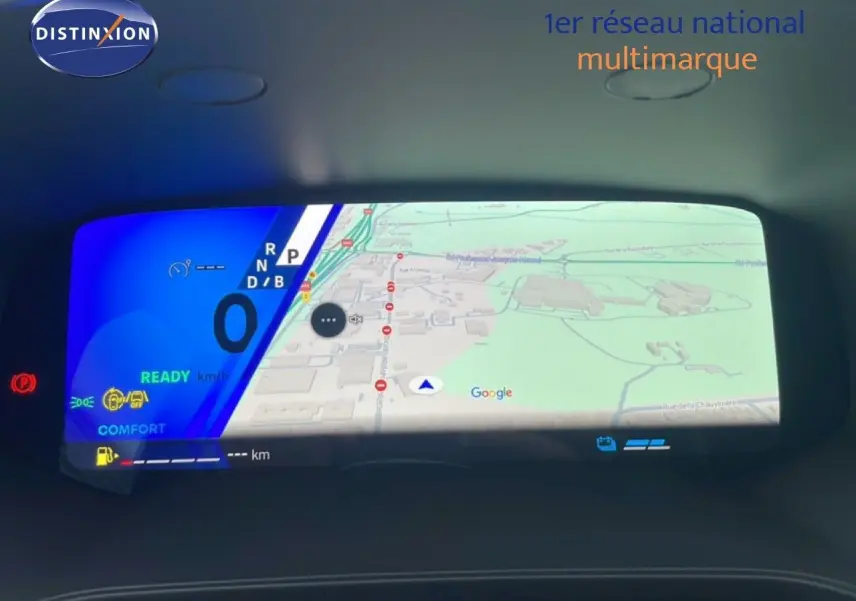 Tableau de bord numérique du Renault Symbioz noir, affichant la navigation Google Maps et l'état du véhicule en mode confort.