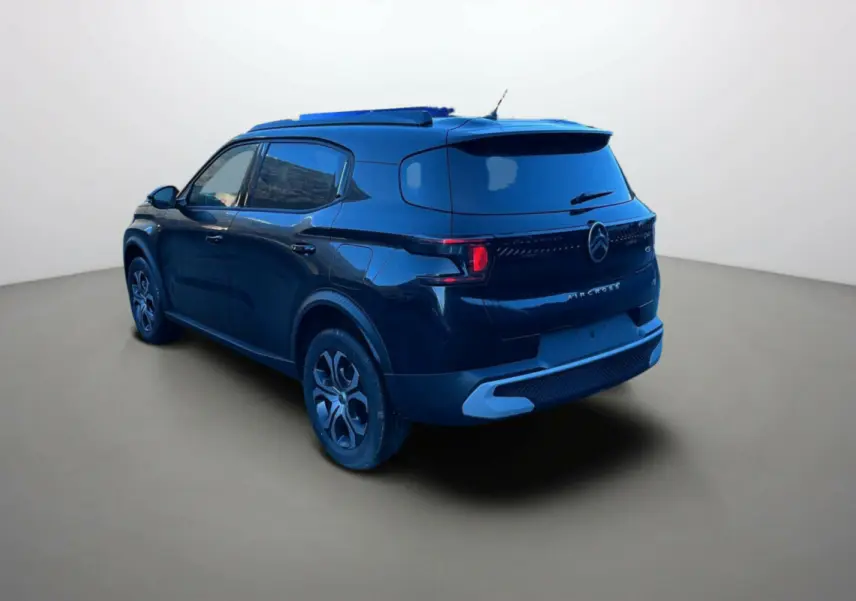 Vue 3/4 arrière droite d'une Citroën C3 Aircross noire Perla Nera avec feux arrière LED et jantes alliage distinctives.