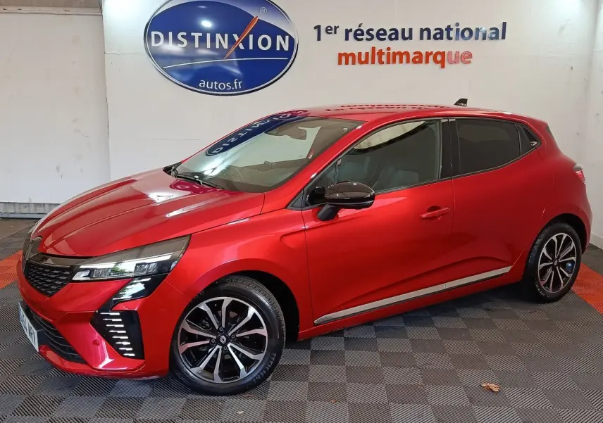 Renault Clio Techno TCe 90 rouge vue 3/4 avant droit, avec jantes alliage et feux LED distinctifs.