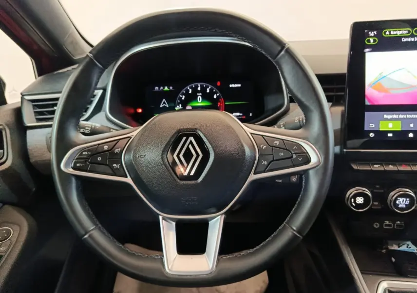 Vue rapprochée du volant noir de la Renault Clio Techno TCe 90 2024 avec tableau de bord numérique et écran tactile.