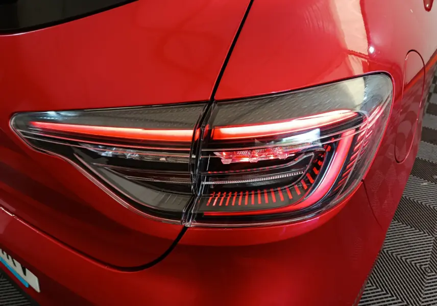 Gros plan sur le feu arrière droit rouge de la Renault Clio Techno TCe 90 -25 2024, soulignant son design LED distinctif.