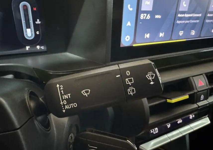 Gros plan sur la commande d’essuie-glace à gauche du volant dans l’habitacle du Fiat Grande Panda marron 2025.