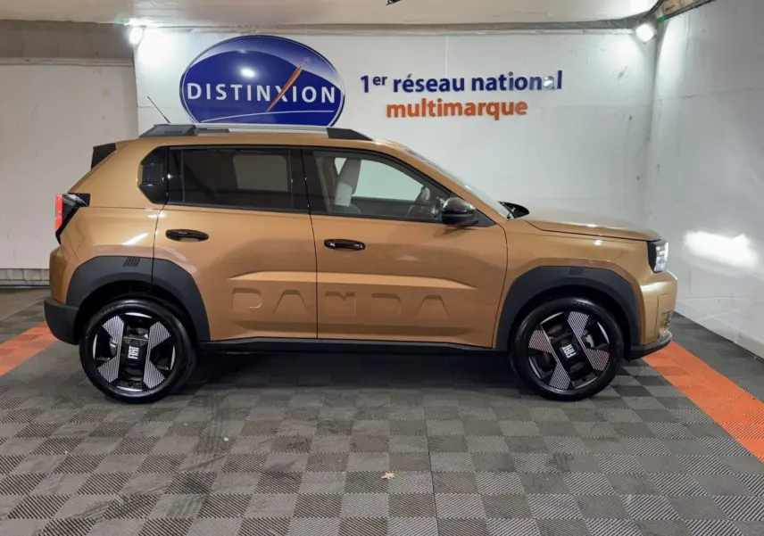 Vue de profil droit de la FIAT Grande Panda marron 2025 avec jantes noires et logo PANDA embossé sur la portière.