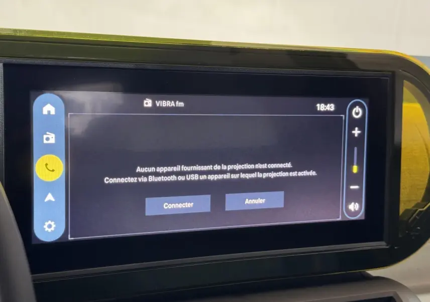 Écran tactile central de la Fiat Grande Panda marron, affichage multifonctions avec interface Bluetooth visible.