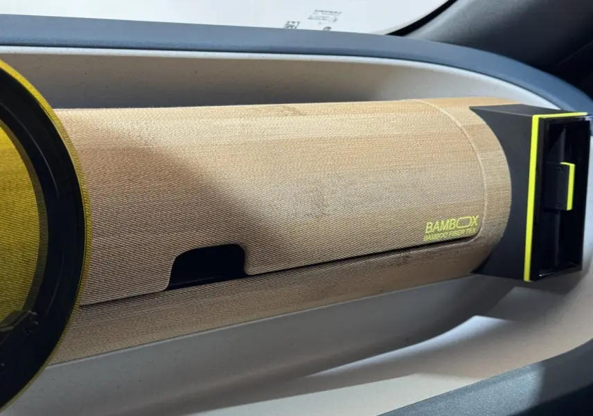 Détail intérieur du tableau de bord beige avec inscription "BAMBOX" et sortie d'air noire et jaune sur FIAT Grande Panda.