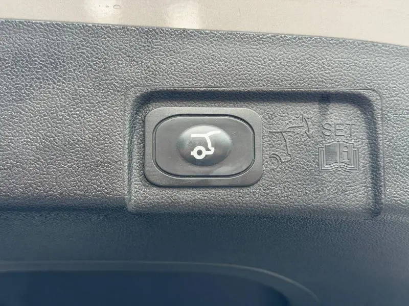 Bouton de fermeture électrique du hayon sur un Ford Puma 1.0 EcoBoost 155ch mHEV ST-Line gris Solar métallisé.