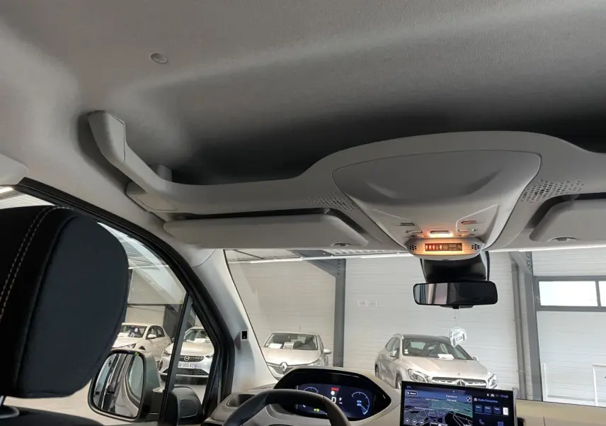 Vue intérieure avant du Peugeot Rifter gris Artense, montrant le volant cuir multifonction et l'écran tactile central allumé.
