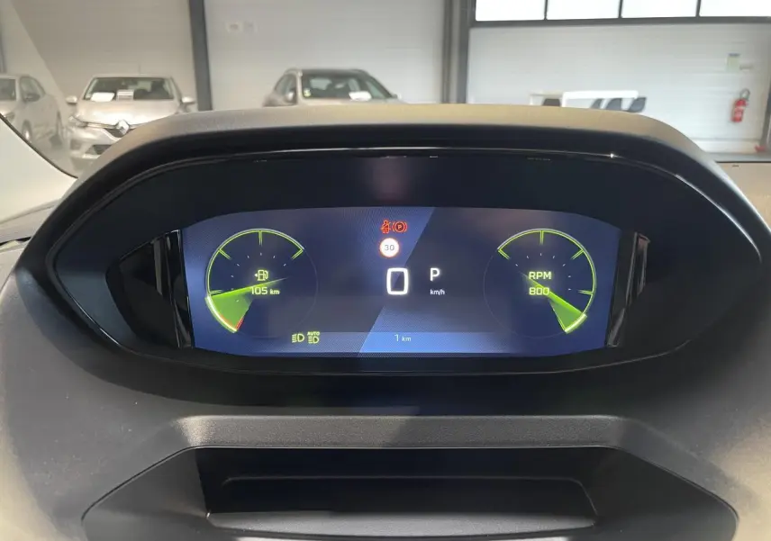Vue rapprochée du combiné numérique 10 pouces du Peugeot Rifter 2026 affichant vitesse, RPM et alertes.