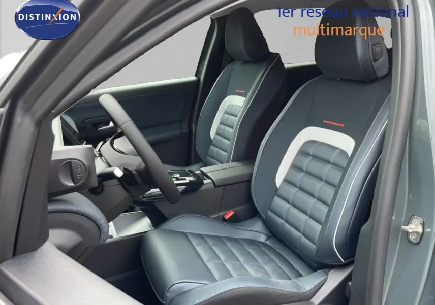 Vue intérieure côté conducteur du Citroën C5 Aircross 2026, sièges en cuir noir et tissu gris, portière ouverte vert Astoria Metal.