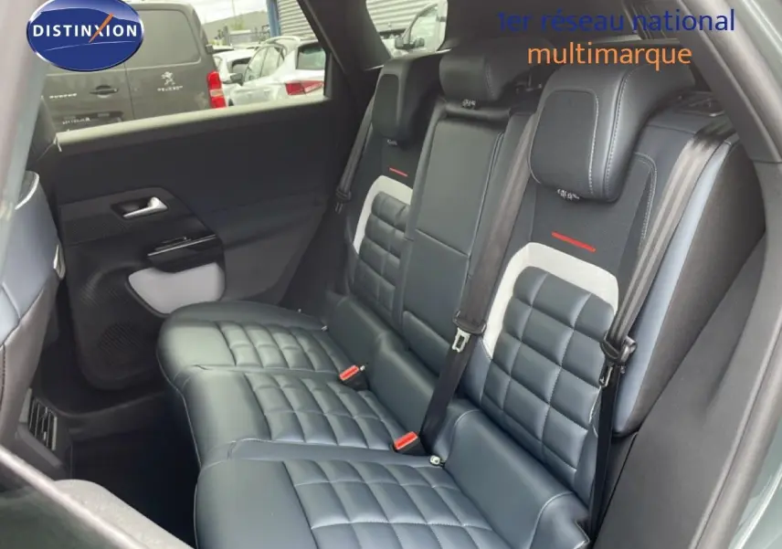 Vue intérieure côté droit des sièges arrière en cuir noir du Citroën C5 Aircross 2026 Vert Astoria Metal.