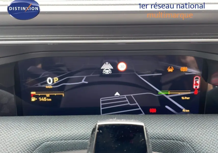 Tableau de bord numérique du Citroën C5 Aircross vert Astoria Hybrid 2026, affichant la navigation et l'autonomie.