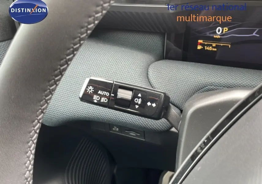 Gros plan sur la commande des feux au volant d’un Citroën C5 Aircross 1.2 Hybrid 2026, intérieur tissu gris.