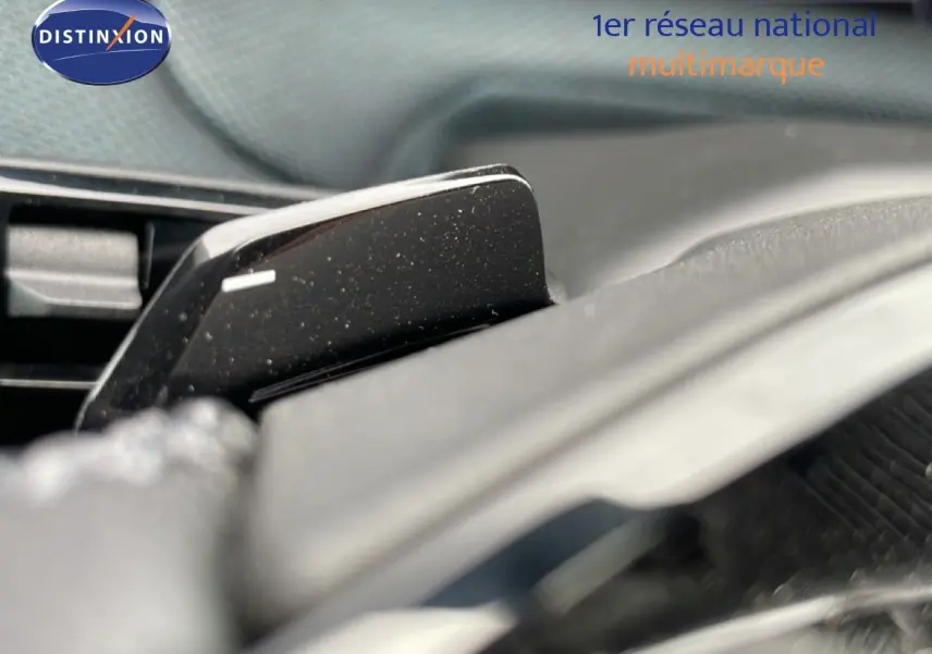Détail intérieur du levier de vitesses automatique noir du Citroën C5 Aircross 1.2 Hybrid 145ch, vue rapprochée.