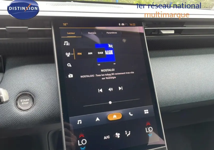 Vue intérieure centrée sur l’écran tactile du tableau de bord du Citroën C5 Aircross 2026, affichant la radio numérique.