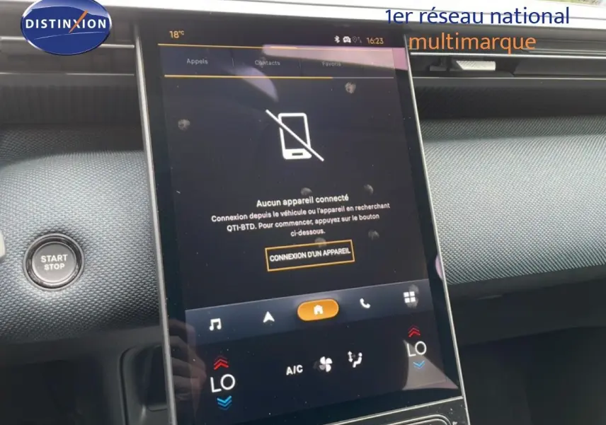 Vue rapprochée de l’écran tactile central du Citroën C5 Aircross 2026, affichant l’interface de connexion d’appareil.