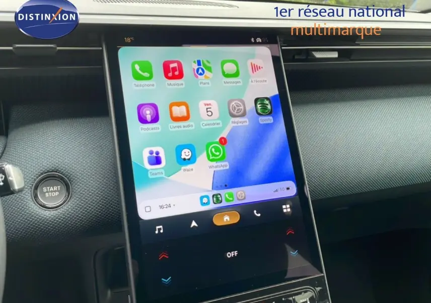 Vue intérieure centrée sur l'écran tactile vertical du Citroën C5 Aircross 1.2 Hybrid 145ch, finition noire moderne.