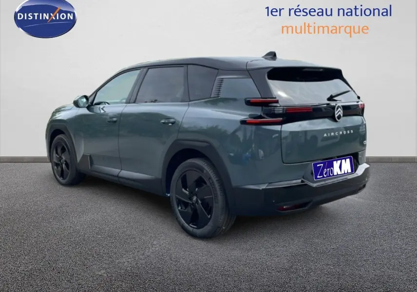 Vue 3/4 arrière droite d'un Citroën C5 Aircross 2026 vert Astoria métallisé avec jantes noires et feux arrière horizontaux.