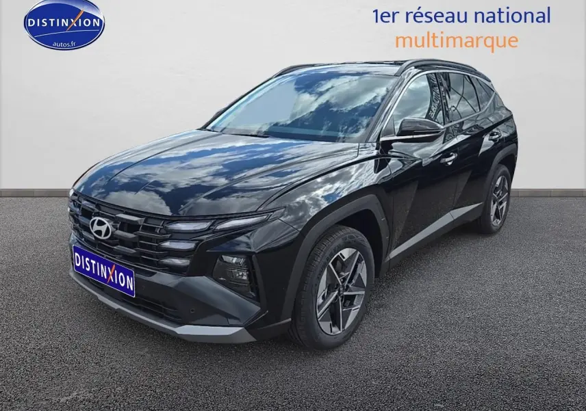 Hyundai Tucson 2025 noir abysse en 3/4 avant droit avec jantes alliage et calandre marquée