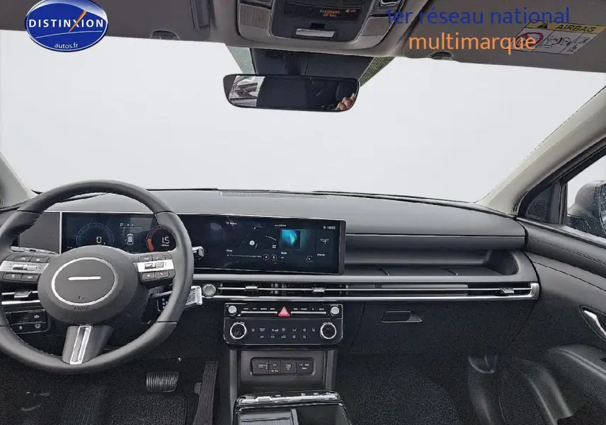 Vue intérieure frontale du tableau de bord noir du Hyundai Tucson 2025 avec écran tactile large et volant multifonction cuir.