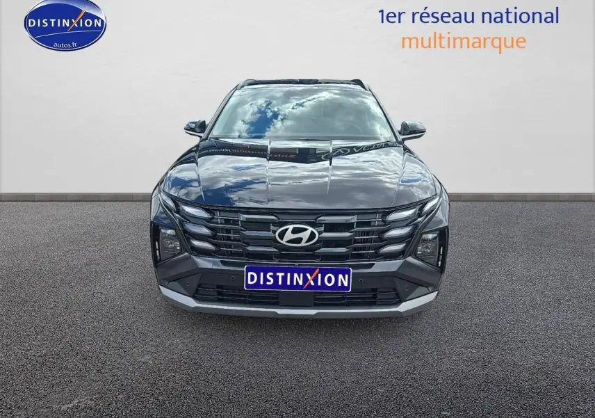 Vue avant du Hyundai Tucson 2025 noir abysse avec calandre distinctive et logo Hyundai bien visible.