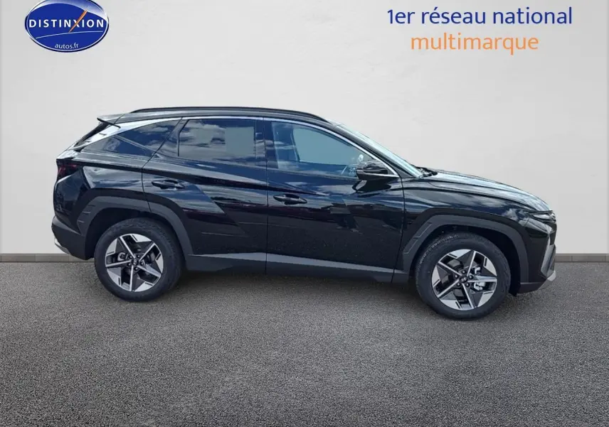 Profil droit du Hyundai Tucson 2025 noir abysse avec jantes alliage et lignes anguleuses marquées.