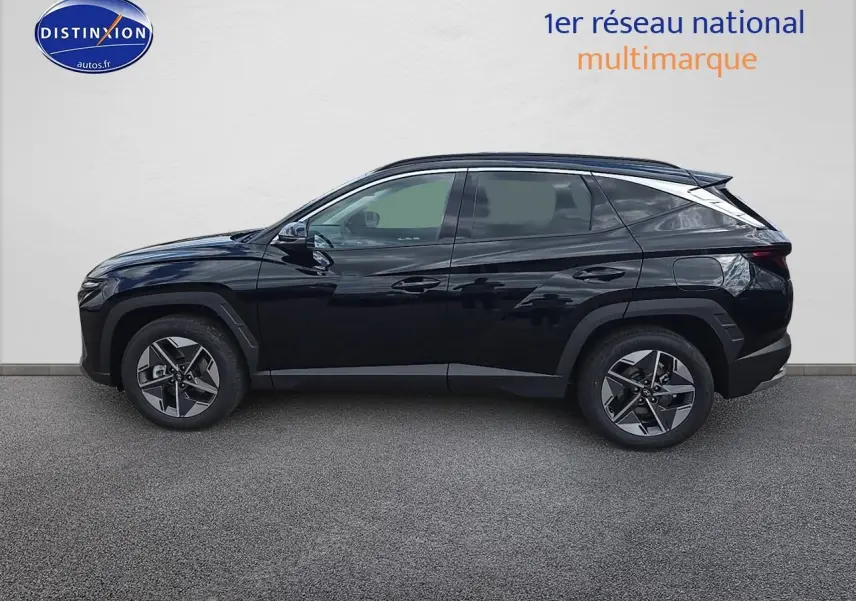 Profil latéral droit du Hyundai Tucson 2025 noir abysse avec jantes alliage et vitres teintées sur fond neutre.