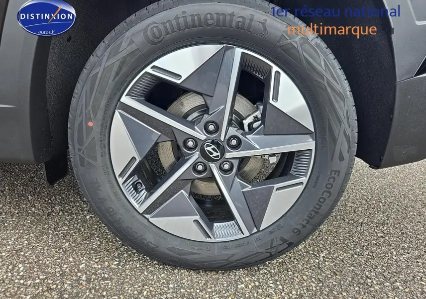 Gros plan sur la jante avant droite en alliage du Hyundai Tucson noir abysse avec logo Hyundai central.