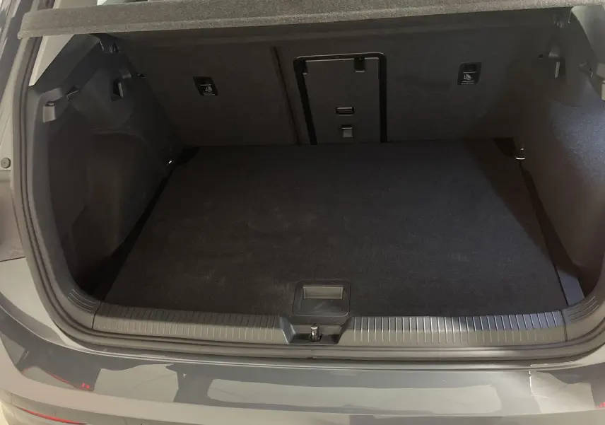 Coffre ouvert vu de l'arrière d'une Volkswagen Golf 1.5 TSI Gris Dauphin avec intérieur noir et hayon métallique.