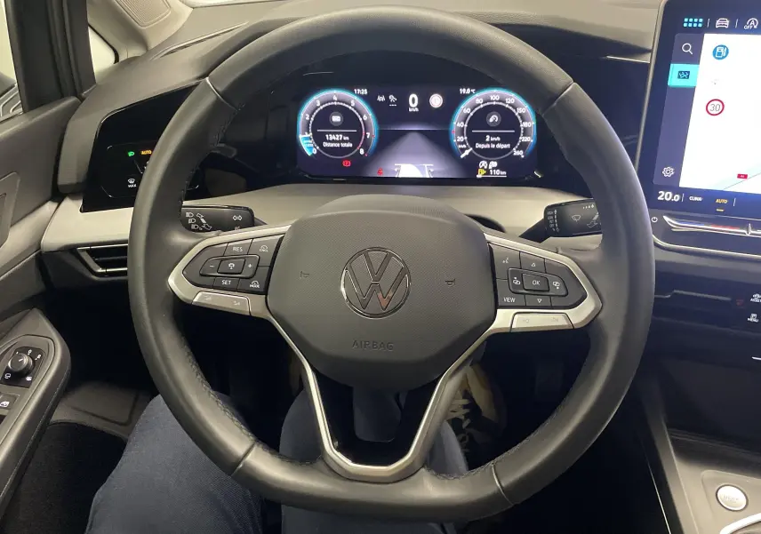 Vue intérieure centrée sur le volant multifonction et tableau de bord numérique de la Volkswagen Golf 1.5 TSI Gris Dauphin.