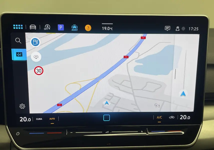 Écran tactile central affichant la navigation GPS avec carte et réglages climatisation dans une Volkswagen Golf 2024.