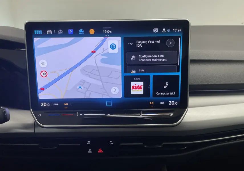 Écran tactile central affichant la navigation et les réglages climatiques dans le tableau de bord d'une Volkswagen Golf 2024.