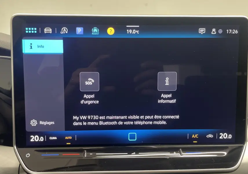 Écran tactile central du tableau de bord de la Volkswagen Golf 2024 affichant les options d'appel d'urgence et d'appel informatif.