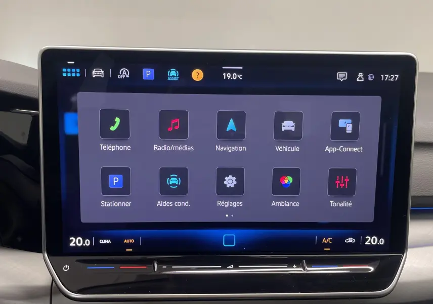 Écran tactile central de la Volkswagen Golf 1.5 TSI 2024 affichant les options de navigation et médias.