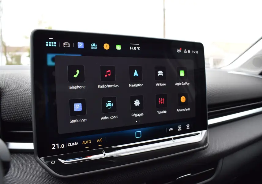 Écran tactile central du tableau de bord du Volkswagen T-Roc 2025, vue intérieure côté passager.