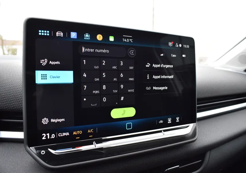 Écran tactile central du Volkswagen T-Roc 2025 affichant le clavier téléphonique et les options d'appel, intérieur noir.